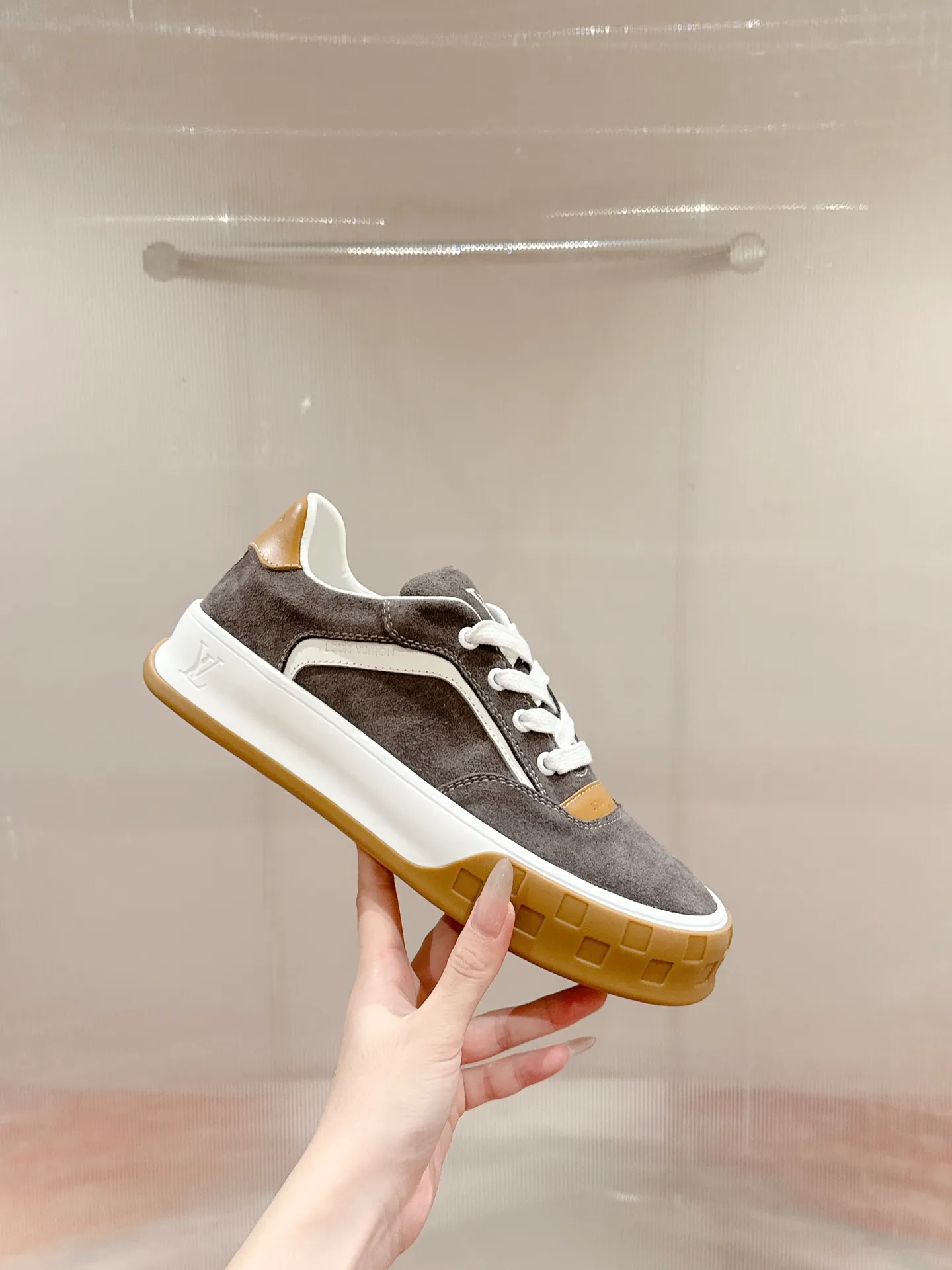 👟👟Ex-factory price 640👟👟 LV men's new tilt sneakers, classic catwalk style, air-glue technology, very comfortable on the feet. Luxurious materials, fine workmanship, European made English letters printed on the midsole, the upper is made of calfskin, the side is decorated with the brand LOGO and signature, the latest latex foot pads ➕ mesh lining, the foot feels super comfortable. Two-color TPU combination outsole. Packing process Goodyear stitched seam fabric: first-layer cowhide, lining: customized silky mesh lining-first-layer silk cowhide lining Bottom thickness: 0.5cm ☑️size: men's 39-44 (45 customized, non-returnable)